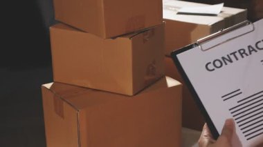 Kadın elleri kutuyu tutar.