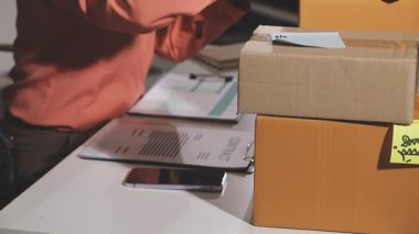 Paketlemek için kutu paketleyen adam