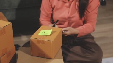 Kadın el çantası ve paket teslimat servisi.