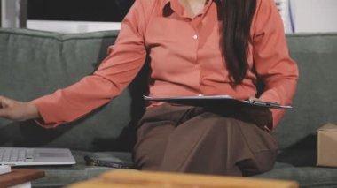 Genç Asyalı iş kadını ofiste tablet bilgisayar kullanıyor.