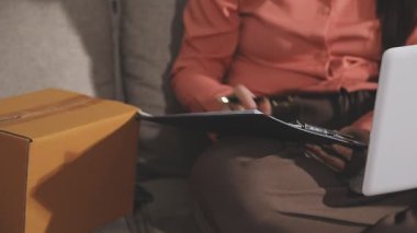 İş kadını Laptop 'ta çalışıyor