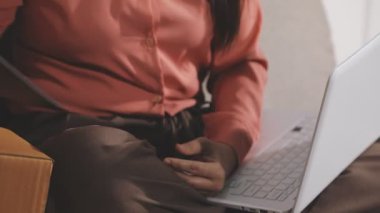 Ofiste dizüstü bilgisayar kullanan iş kadını