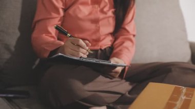 Evde tablet üzerinde çalışan bir kadın. Kadın merkez ofisteki bilgisayarda çalışıyor..