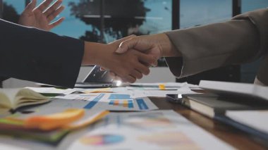 iş insanlar ellerini sallayarak