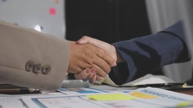İş adamı ofiste el sıkışıyor. iş ortağı toplantısı.