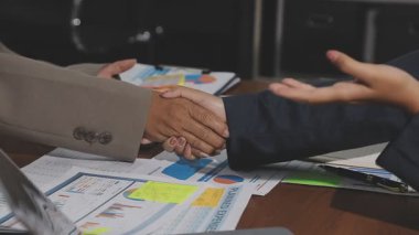 işadamı ve el sıkışan kadının