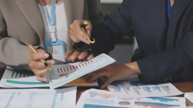 İş adamı tartışıyor ve beyin fırtınası yapıyor.