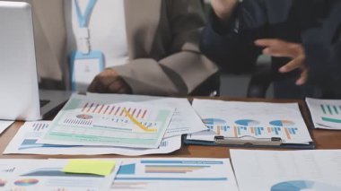 Modern ofiste evrakları olan bir iş kadını.