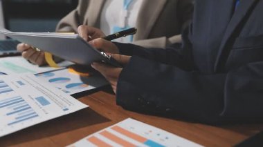 Finansal grafiği analiz eden iş ekibini kapat