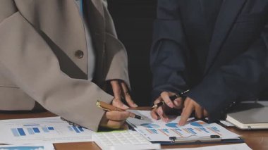 İş adamları toplantı ve analiz