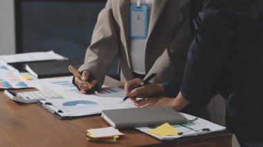 Finansal tablolar ve dizüstü bilgisayarla çalışan iş adamı