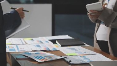 İş adamları ofiste iş tartışıyor