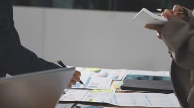 İş adamları ofiste çalışır.