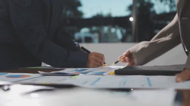 İşadamları sözleşme imzalıyor.