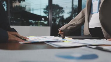 İş adamları toplantıda beyin fırtınası yapıyor