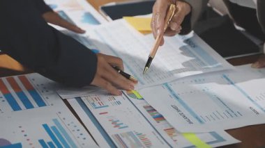 İş adamları grafikleri ve grafikleri inceliyor..