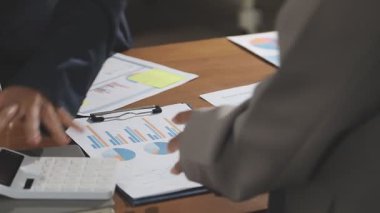 Ofiste mali raporla çalışan işadamı