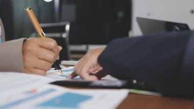 İş adamları ofiste toplanıyor.