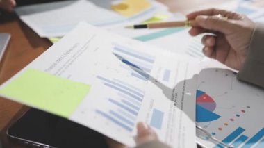 İş adamları birlikte çalışıyor.