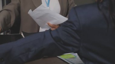 Takım elbiseli iş kadını ofiste belge okuyor..