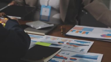 işadamı ofis dizüstü bilgisayar ile çalışma