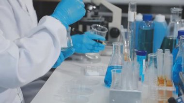 Bir bilim adamına deney tüpüyle yaklaşın.