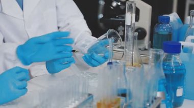 Laboratuvarda çalışan bilim adamı.