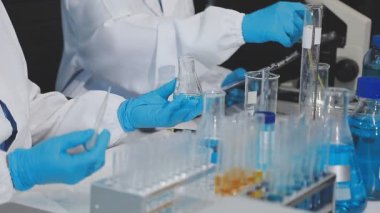 Mataralı laboratuar asistanı.