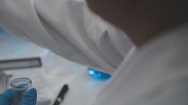 Bir laboratuvar üzerinde çalışan bilim adamı