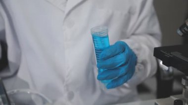 Laboratuvarda çalışan bilim adamı.