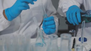 Bilim adamı deney tüpüyle matara tutuyor. Bilim araştırması. laboratuvar araştırmaları, geliştirme ve bilimsel araştırma kavramı