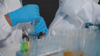 Laboratuvarda çalışan bilim adamı.