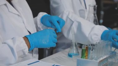 Kimya laboratuarında çalışan laboratuvar asistanı.