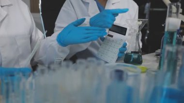 Laboratuvar asistanı bir örnekle çalışıyor