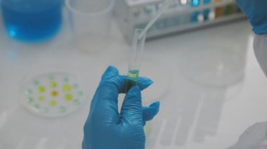 Pipet tüplü bilim adamı.