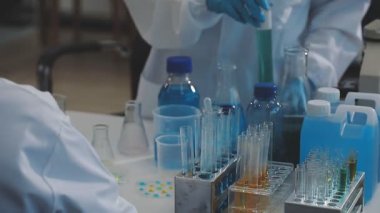 Laboratuvar çalışanı.