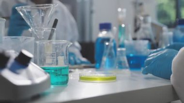 Laboratuvarda bir bilim adamının yakın çekimi.