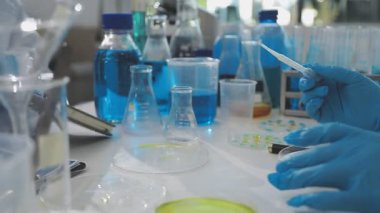 Kimyasal laboratuvar ekipmanları.