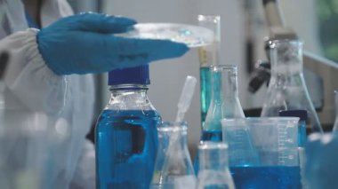 Sıvı laboratuvar malzemesi.