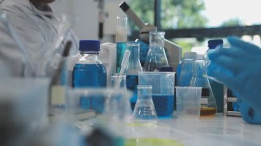 Mikroskopla çalışan bilim adamı