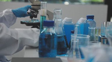 Laboratuvarda bir erkek bilim adamının yakın çekimi.