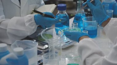 Laboratuvarda bilim adamı