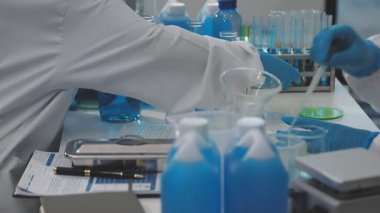 Laboratuvarda çalışan bilim adamı.