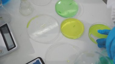 Kimya laboratuvarında renkli sıvıyla laboratuvar asistanı.