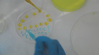 Beyaz ve mavi bir sıvıyla cam bir levhayı kapat.