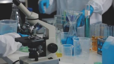 Bilim adamı holding tüp laboratuvar