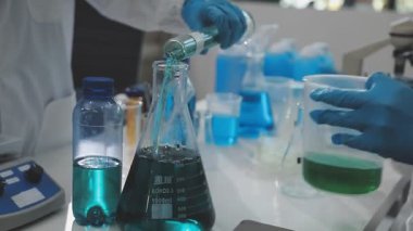 Laboratuvarda çalışan bilim adamı.