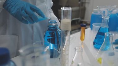 Kimyasal laboratuvar, laboratuvar ekipmanları, bilim, laboratuvar ve araştırma.