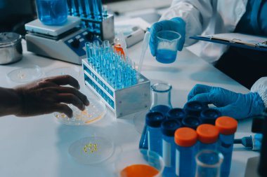 Araştırma ya da geliştirme için laboratuardaki insanlarla işbirliği, tablet ya da bilim. Tıbbi araştırma ve planlama için klinik deneyde bilim adamlarıyla buluşlar, teknolojiler ve mikroskop