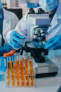 Araştırma ya da geliştirme için laboratuardaki insanlarla işbirliği, tablet ya da bilim. Tıbbi araştırma ve planlama için klinik deneyde bilim adamlarıyla buluşlar, teknolojiler ve mikroskop